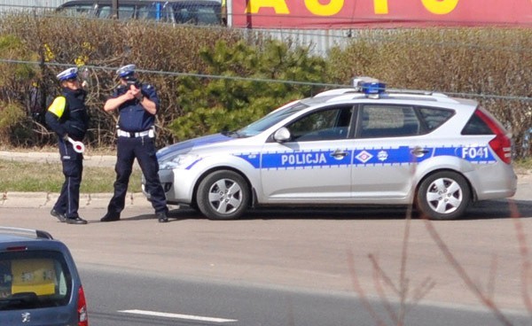 Policjanci kontrolują prędkość kierowców