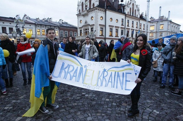 - Chcemy normalnie żyć, chcemy do Unii - skandowali młodzi ukraińscy we wtorek na rzeszowskim Rynku. Około 200 studentów demonstrowało w geście solidarności z protestującymi w kraju Ukraińcami, którzy sprzeciwiają się decyzji ukraińskiego rządu o wstrzymaniu podpisania umowy stowarzyszeniowej z Unią.