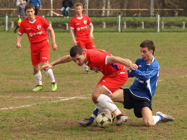 Pogoń Lębork (czerwone stroje) wygrała 4:0.