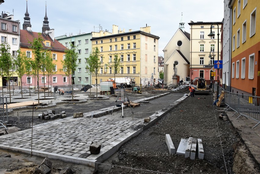 Na placu św. Sebastiana w Opolu są już 32 nowe drzewa....