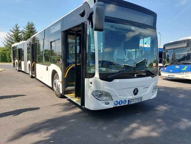 Autobus ma 18 metrów długości. Posiada 41 miejsc siedzących i 93 miejsca stojące.