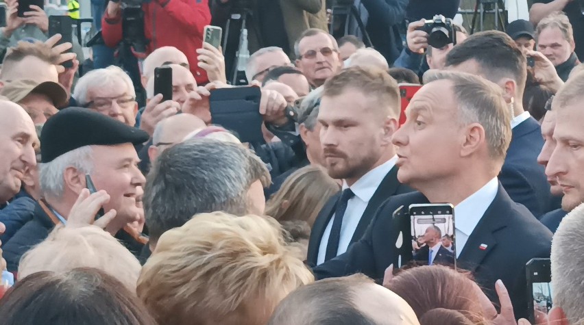 Prezydent Andrzej Duda w Pajęcznie. Prezydent dziękował i przypominał historię miasta. Zobaczcie zdjęcia i film ze spotkania z mieszkańcami