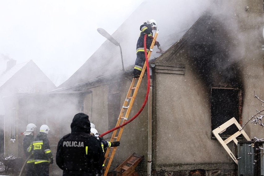 Do pożaru udało się sześć zastępów straży pożarnej z gminy...