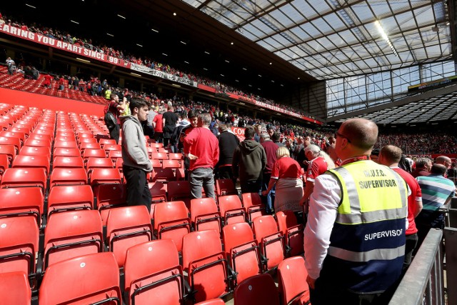 Mecz Manchesteru United z Bournemouth przerwany przez alarm bombowy.