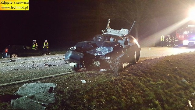 Wypadek na krajowej 11 pomiędzy Sarnowem a Biskupicami w gminie Byczyna. 62-letni mężczyzna kierujący volkswagenem polo na prostym odcinku drogi z nieustalonej przyczyny zjechał na przeciwległy pas ruchu. Doszło wtedy do czołowego zderzenia z peugeotem 306, którym kierował 33-latek. W wypadku zostali ranni obaj kierowcy oraz 25-letnia pasażerka peugeota. 91-letni pasażer polo zmarł po przewiezieniu do szpitala.