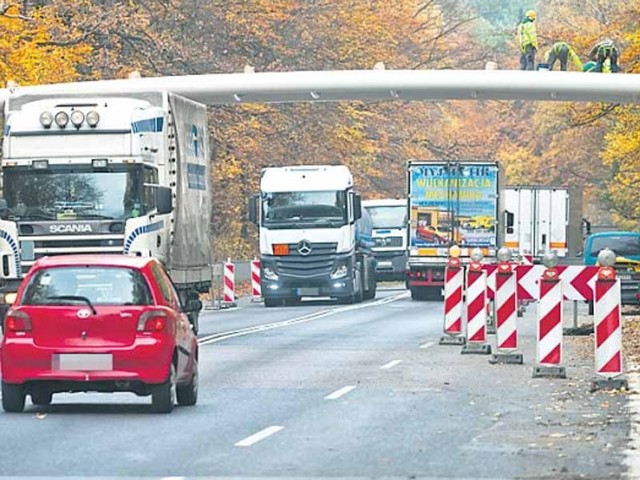 Jeszcze tydzień. Dobiega końca budowa kładki nad krajową "6"