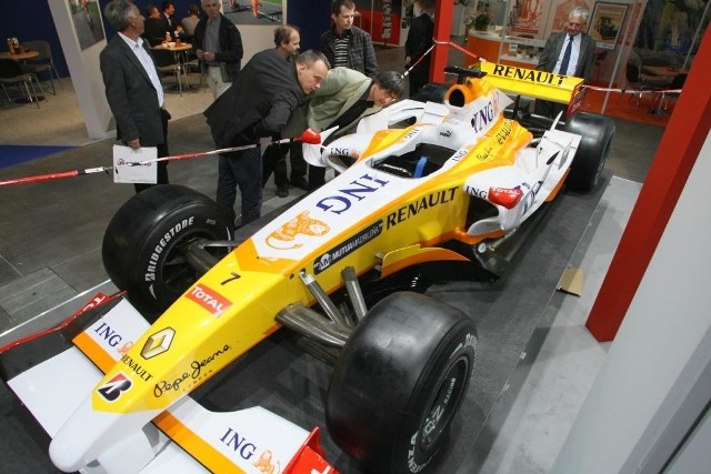 Na stoisku koncernu TOTAL można do piątku oglądać prawdziwego bolida Formuły 1, fot. D. Łukasik