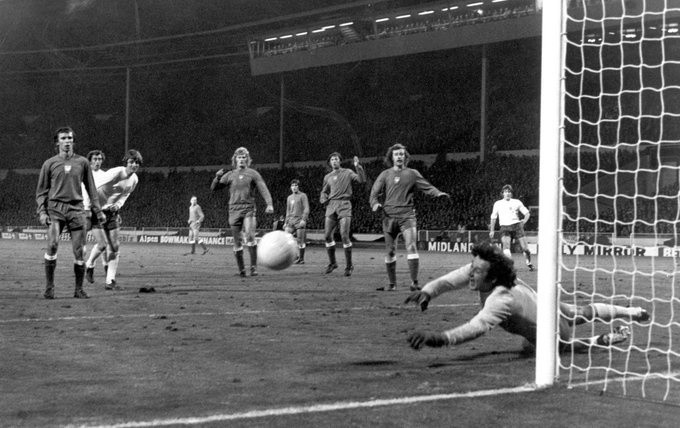 Jan Tomaszewski broni podczas meczu na Wembley w 1973 roku...