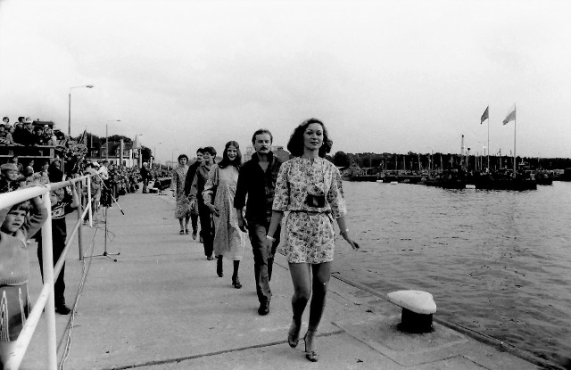 Pokaz mody na nabrzeżu usteckiego portu podczas Centralnych Dni Morza w czerwcu 1978 roku