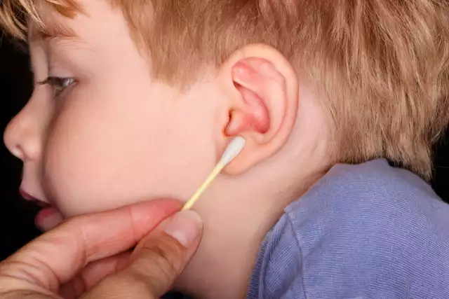 W aptekach znajdziemy preparaty do czyszczenia uszu przeznaczone specjalnie dla dzieci