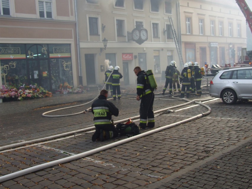Pożar dachu kamienicy w Chełmnie wybuchł przed g. 16. Trzy...
