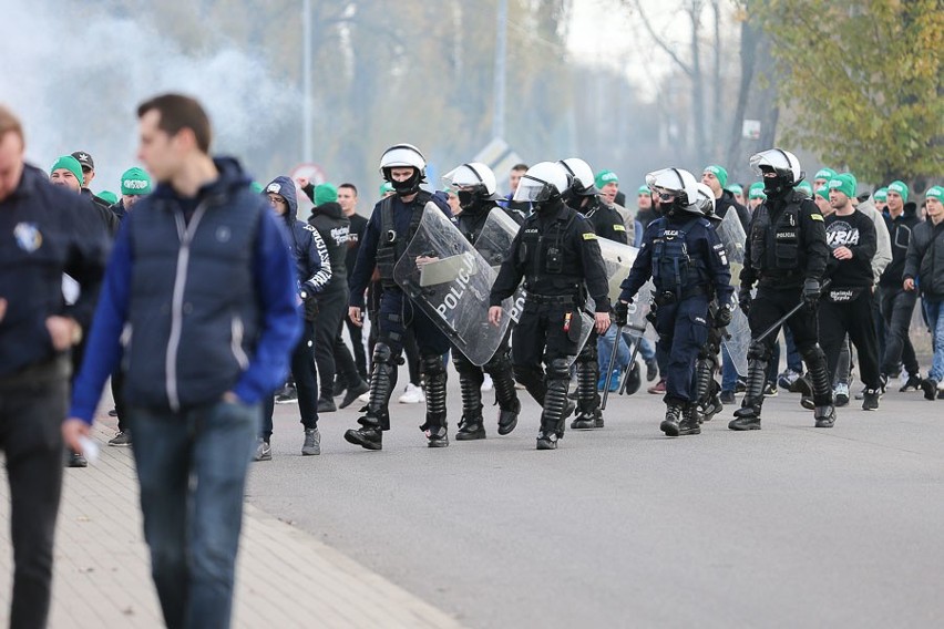 W wielkich derbach Tarnowa Unia lepsza od Tarnovii o trzy gole. Mecz zabezpieczały duże siły policji [ZDJĘCIA]