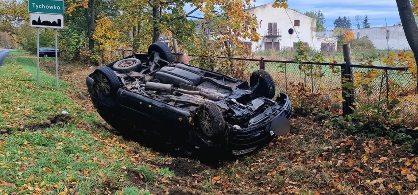 Wypadek w Tychówku na DW163. Dachowało auto