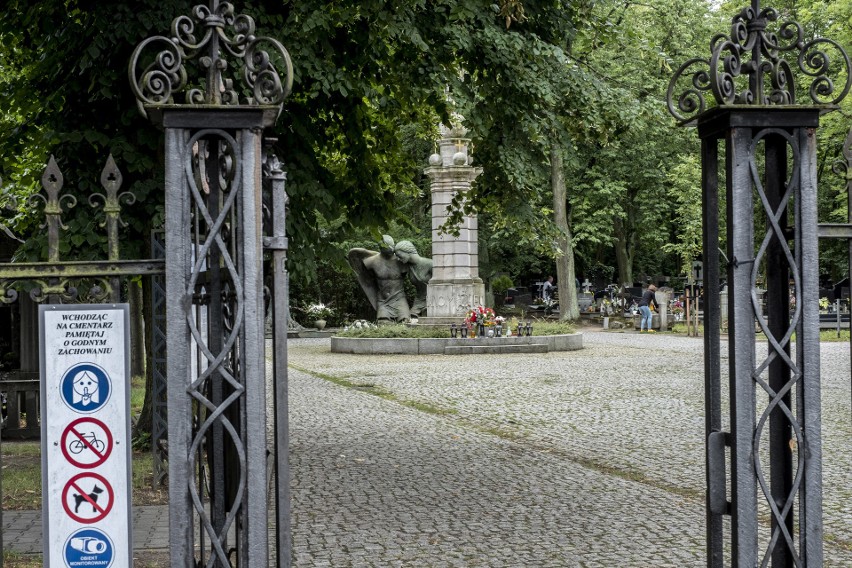 Jan Kulczyk spoczywa w rodzinnym grobowcu na cmentarzu przy...