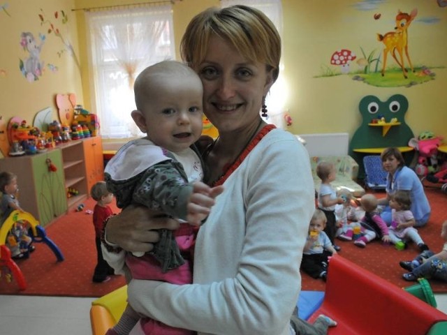 Dorota Stębork z córeczką Laurą cieszy się z wtorkowej decyzji radnych. Teraz zapłaci za tyle godzin, ile jej pociecha spędzi w żłobku.