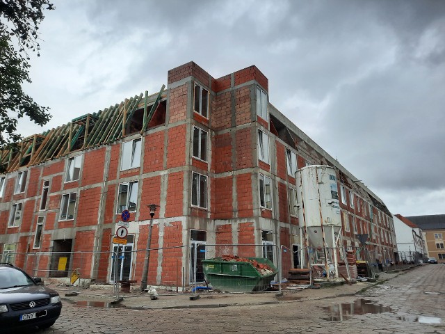 Spółki gminy Nysa dużo inwestują w budynki mieszkaniowe. Zaciągane na ten cel kredyty też obciążają budżet gminy. Na zdjęciu budynek mieszkalny powstający przy ul. Kramarskiej.