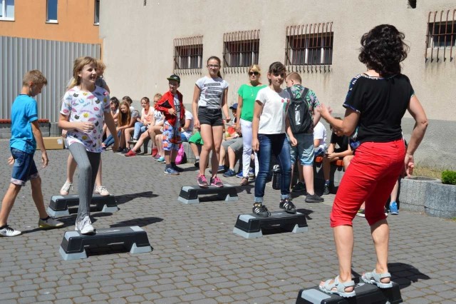 W Zespole Szkół Zawodowych Rzemiosła w Inowrocławiu, przy współudziale firmy Gesal, odbył się pokaz zawodów. Szczególny nacisk położono na zapoznanie uczniów z zawodem popularnie nazywanym hudraulikiem, czyli monter sieci i instalacji sanitarnych. "Rzemieślnik" gościł młodzież gimnazjalną z Wierzchosławic i Sławęcinka oraz uczniów przybyłych na rozstrzygnięcie konkursu plastycznego „Zawód – rzemieślnik”. I tak: I miejsce zajęła Oliwia Ziętek a II Natalia Szeligia  - uczennice Szkoły Podstawowej Integracyjnej w Inowrocławiu. III miejsce zajęła Oliwia Dynia ze Szkoły Podstawowej nr 14 w Inowrocławiu, natomiast wyróżnienia przypadły w udziale Dominikowi Dylewskiemu ze Szkoły Podstawowej z Oddziałami Integracyjnymi w Sławęcinku oraz Adamowi Grącikowskiemu ze Szkoły Podstawowej nr 14 w Inowrocławiu.Młodzi goście "Rzemieślnika" mieli możliwość nie tylko zwiedzenia szkoły, ale również uczestniczenia w różnych zawodach i konkursach. Chętni mogli skorzystać z pracowni fryzjerskiej i usług uczniów kształcących się w zawodzie fryzjer. Przyszli mechanicy na boisku szkolnym zapoznawali młodszych kolegów z tajnikami diagnostyki samochodowej. Wśród przygotowanych atrakcji nie mogło zabraknąć kiełbasek z grilla, domowej, a właściwie szkolnej (bo robionej w szkole) pizzy,  wypiekanego przez młodych cukierników ciasta. W salach gimnazjaliści mogli podziwiać prace konkursowe, zobaczyć atelier fotograficzne, porozmawiać z doradcą zawodowym, brać udział w zabawach matematycznych (tak, tak, okazuje się, że matematyką też można się fajnie bawić), a nawet brać udział  w pokazie pierwszej pomocy czy dokonać pomiaru tkanki tłuszczowej. Młodzież gimnazjalna chętnie uczestniczyła w pokazie fitness, duże zainteresowanie wzbudził również pokaz mody w wykonaniu uczennic "Rzemieślnika".