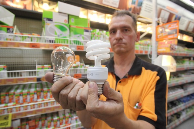 Stoisko z żarówkamiPiotr Bartnicki z opolskiego sklepu OBI pokazuje żarówki tradycyjne i energooszczędne świetlówki.