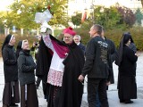 Ulicami Przemyśla przeszła procesja różańcowa w intencji Polski. "Bóg nie pragnie śmierci grzesznika, ale aby żył" [ZDJĘCIA]
