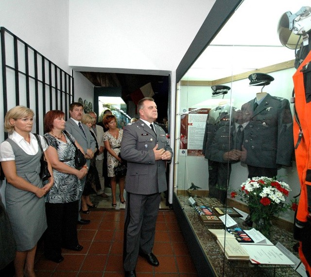 Wystawę otworzyły żony tragicznie zmarłych pilotów. Obok nich gen. broni, pilot Andrzej Błasik.