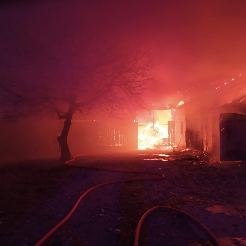 Dołęgi gmina Szczuczyn. Pożar budynku gospodarczego: duże straty, ranny mężczyzna [ZDJĘCIA]