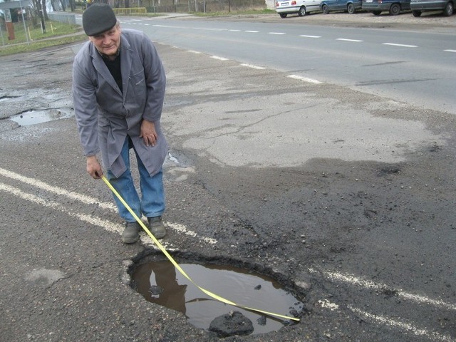 Tadeusz Mitrut ze Zwierzyna zmierzył przy nas miarką jedną z dziur. - 120 cm długości na 10 cm głębokości - odczytał ogromny wynik jednej z nich.