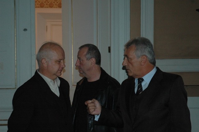 - Po co w tej kadencji tyle sesji nadzwyczajnych - pytali Henryk Sienkiewicz (z lewej) i Eugeniusz Chodań (z prawej). W środku Mirosław Backiel.