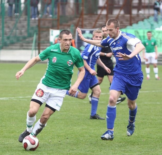 Piotr Wlazło (z piłką) najlepszy zawodnik meczu Broń &#8211; Radomiak nie wykorzystał rzutu karnego.