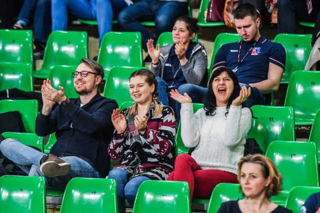 Podopieczni Przemysława Michalczyka rozpoczęli mecz od 4:8, na pierwsze prowadzenie wyszli przy stanie 11:10. Potem bydgoszczanie odskoczyli na 18:14, ale było też 19:18. Wygrany pierwszy set 25:20 optymistycznie nastawił kibiców w hali Immobile Łuczniczka. Jednak siatkarze prowadzeni przez Roberta Prygla w drugim secie pokazali, że interesuje ich zwycięstwo. Ale z pomocą przyszli gospodarze - od 18:14 przegrali 8. kolejnych piłek! A całą partię 21:25.W III secie bydgoscy siatkarze znowu wrócili na zwycięską ścieżkę - od 7:7 do 19:14. Niestety, zafundowali kibicom nerwową końcówkę - od 24:21 do 24:23, ale ostatecznie trzeci set dla BKS Visły i co najmniej jeden punkt.Jednak apetyt rośnie w miarę jedzenia. A cała Bydgoszcz czekała na pierwsze zwycięstwo, najlepiej za trzy punkty. Niestety, goście zrobili wszystko, żeby bydgoska ekipa nie cieszyła się za szybko. Albo wcale. 22:25 i 8. tie-break w wykonaniu siatkarzy BKS Visły.Tym razem bydgoszczanie nie wypuścili szansy z rąk!BKS Visła Bydgoszcz - Cerrad Enea Czarni Radom 3:2 (25:20, 21:25, 25:23, 22:25, 15:9).BKS Visła: Gałązka, Woch, Stern, Lipiński, Quiroga, Peszko, Szymura (libero) oraz Gryc, Bonisławski (libero).Czarni: Ostrowski, Grzechnik, Protopsaltis, Vincić, Sander, Butryn, Masłowski (libero) oraz Włodarczyk, Firszt, Boruch, Kędzierski, Filip, Pajenk.MVP: Toncek Stern.Kolejny mecz siatkarze BKS Visły rozegrają już w sobotę na wyjeździe z PGE Skrą Bełchatów - początek o godz. 17.30 (Polsat Sport).ZOBACZ ZDJĘCIA Z MECZU >>>>>