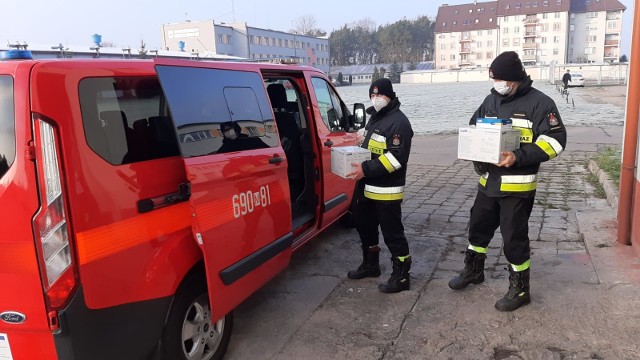 Komenda Miejska Państwowej Straży Pożarnej w Ostrołęce otrzymała m.in. maski jednorazowe, maski typu FFP2, gogle, przyłbice, kombinezony i rękawiczki.