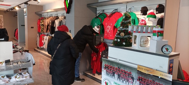 15.12.2022 r. Klubowy sklep Zagłębia Sosnowiec Fanstore przed świętami Bożego Narodzenia.  Zobacz kolejne zdjęcia. Przesuwaj zdjęcia w prawo - naciśnij strzałkę lub przycisk NASTĘPNE