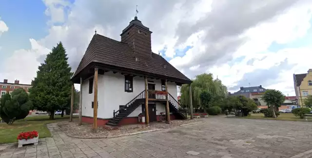 Według najnowszych danych Głównego Urzędu Statystycznego na kilometr kwadratowy w Polsce przypada średnio 121 osób. W Wielkopolsce średni wskaźnik gęstości zaludnienia wynosi 117 osób/km2. W naszym najnowszym zestawieniu prezentujemy 10 miast w regionie, gdzie gęstość zaludnienia jest najmniejsza. Przejdź do rankingu --->Na zdjęciu drewniany ratusz w Sulmierzycach z 1743 roku.