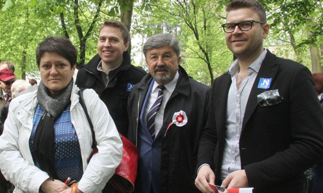 Od lewej: Barbara Iwan, sekretarz zarządu regionalnego partii, oraz działacze .Nowoczesnej Piotr Kopacz, Marek Cichoński i Dawid Cichoński podczas niedzielnej akcji w parku