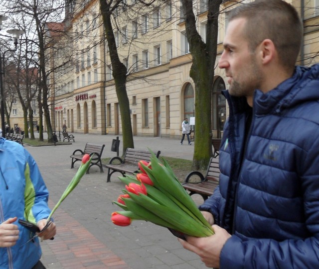 Kwiaty na Dzień Kobiet od piłkarzy GKS Tychy. Tak było rok temu.