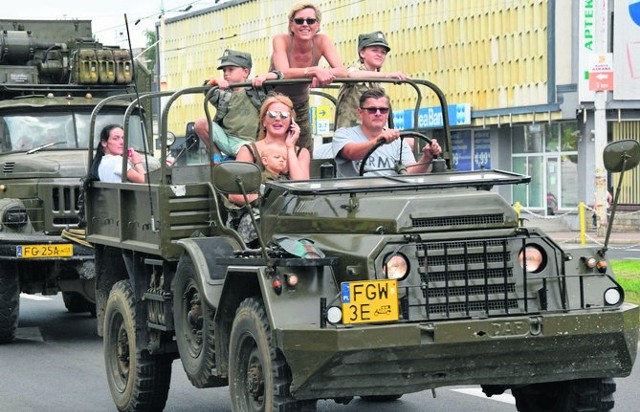 Zeszłoroczna Operacja K.R.O.K. też miała w programie paradę pojazdów przez centrum Gorzowa.