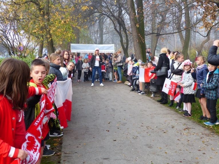 100 biegaczy na 100-lecie. W PSP 13 Radom uczniowie godnie i na sportowo uczcili okrągłą rocznicę odzyskania niepodległości (ZDJĘCIA)