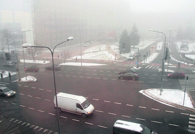 Tradycyjnie w sobotę prezentujemy najważniejsze wydarzenia minionego tygodnia, tym razem od soboty 15 grudnia do piątku 21 grudnia. Smog wrócił nad nasz region. U nas był największy w Polsce!Gęsta biała mgła i nieprzyjemny zapach unosiły się we wtorek w wielu miastach województwa świętokrzyskiego. Trujące powietrze pojawiło się w regionie już w nocy z poniedziałku na wtorek. Wtedy najgorsza sytuacja była w Kielcach. Według danych ze stacji pomiarowej przy ulicy Targowej norma najbardziej szkodliwego dla zdrowia pyłu PM 10 wynosiła we wtorek o godzinie 1 w nocy aż 220 mikrogramów na metr sześcienny. Przypomnijmy, że dopuszczalna norma dobowa to zalewie 50 jednostek. Niewiele lepiej było rankiem. O godzinie 8 zanieczyszczenie wynosiło tu 146 jednostek, czyli norma była przekroczona prawie trzykrotnie. Bardzo źle wyglądała sytuacja w Połańcu. O 3 w nocy z poniedziałku na wtorek zanieczyszczenie wynosiło tu 190 mikrogramów. Niewiele lepiej było później. Co więcej, według portalu Głównej Inspekcji Ochrony Środowiska Kielce i Połaniec były we wtorkowy ranek miastami o najgorszej jakości powietrza w całym kraju. W Kielcach sytuacja nieco poprawiła się po południu. O godzinie 14 zanieczyszczenie spadło do 99 jednostek. Zdecydowanie gorzej było w Połańcu. W samo południe stężenie pyłów wynosiło 202 mikrogramy, o godzinie 13 aż 212.>>> ZOBACZ WIĘCEJ NA KOLEJNYCH ZDJĘCIACH 