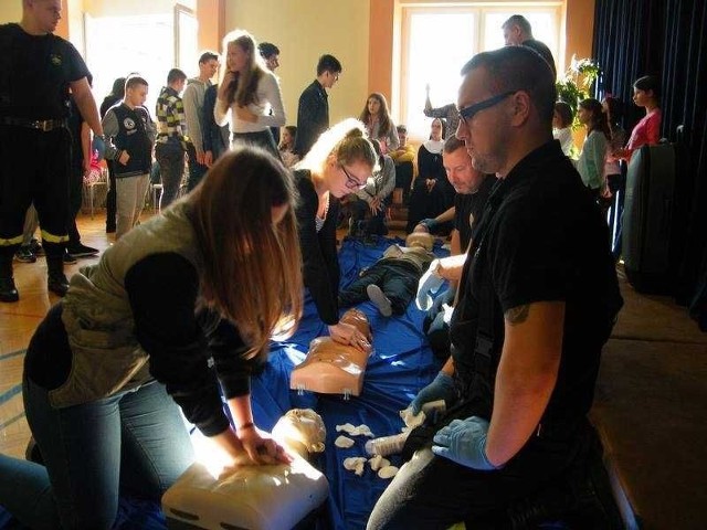 Półgodzinna ogólnopolska akcja bicia rekordu w jednoczesnym prowadzeniu resuscytacji krążeniowo oddechowej przez jak największą liczbę osób to inicjatywa Fundacji Wielkiej Orkiestry Świątecznej Pomocy z okazji Europejskiego Dnia Przywracania Czynności Serca. Do akcji przyłączyło się 150 uczniów i nauczycieli Szkoły Podstawowej nr 3 im. Polskich Olimpijczyków w Ciechocinku, którym w prowadzeniu resuscytacji pomagała ciechocińska Ochotnicza Straż Pożarna. To ona zorganizowała to niecodzienne wydarzenie. Dla wielu uczestników akcja była pierwszą okazja do nauki udzielania pierwszej pomocy na fantomach, zakupionych dzięki mieszkańcom miasta z budżetu obywatelskiego.Pogoda na dzień (18.10.2017) | KUJAWSKO-POMORSKIEŹródło: TVN Meteo Active/x-news   