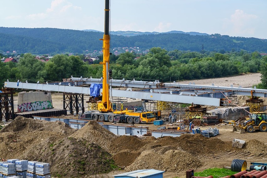 Wzburzony Dunajec narobił bałaganu na placu budowy mostu heleńskiego, ale prace nie ustają