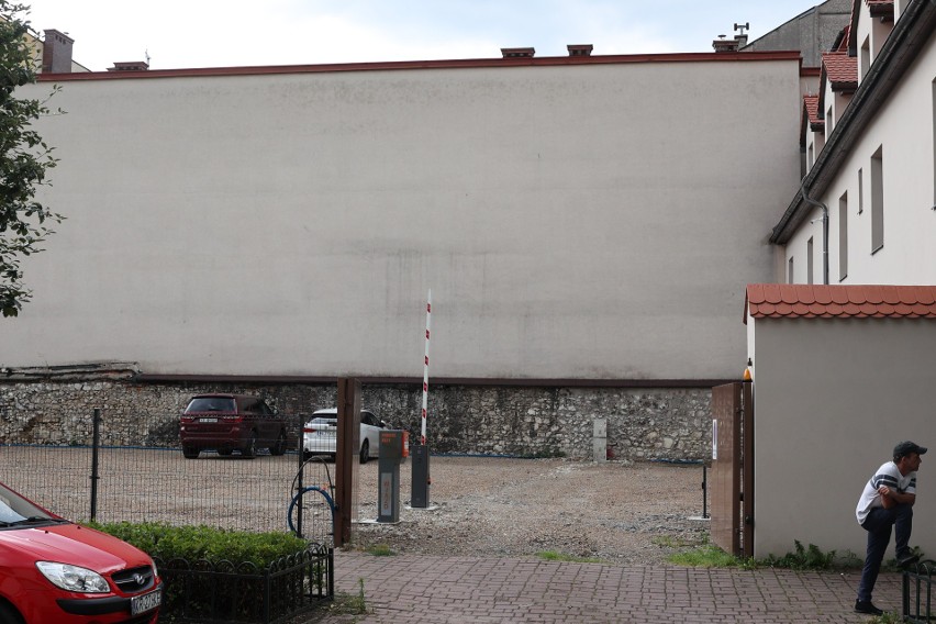 Kraków. Przy Węgierskiej w miejscu wyburzonych budynków powstał parking