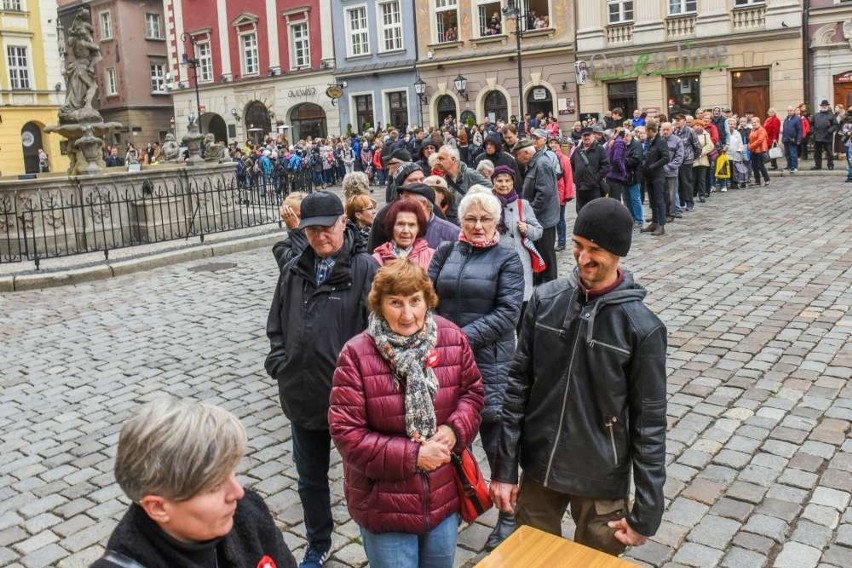 Tłumy poznaniaków przyszły na Stary Rynek po darmowe flagi...