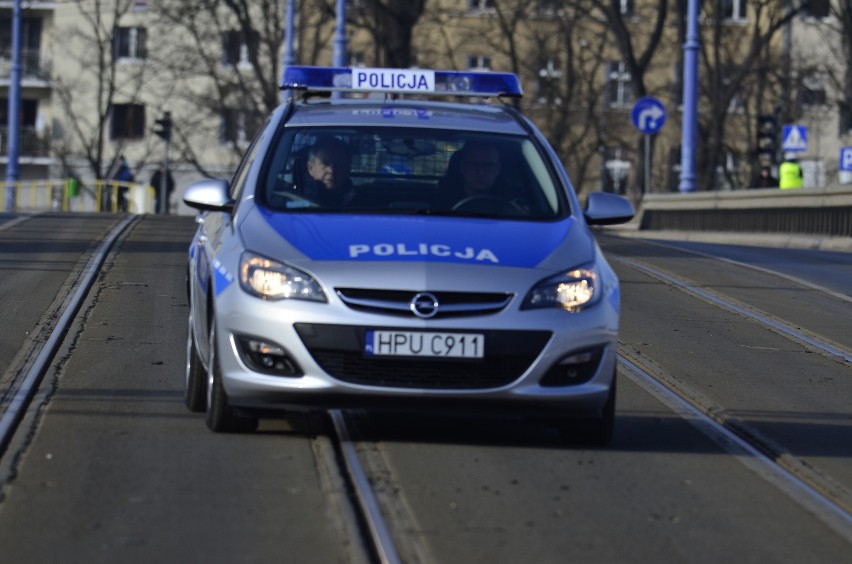 Porwanie kobiety w Tomaszowie. Kobieta wciągnięta do samochodu. Policja poszukuje świadków porwania w Tomaszowie Mazowieckim