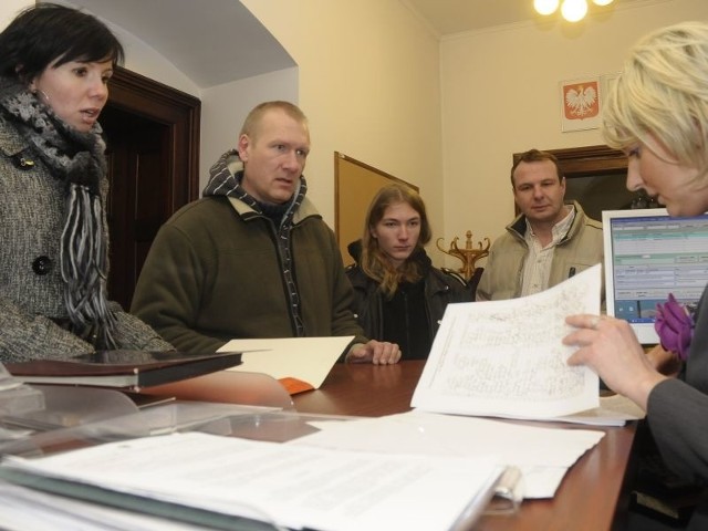 Mieszkańcy Wyżyn w sekretariacie urzędu miasta składają prośbę do prezydenta