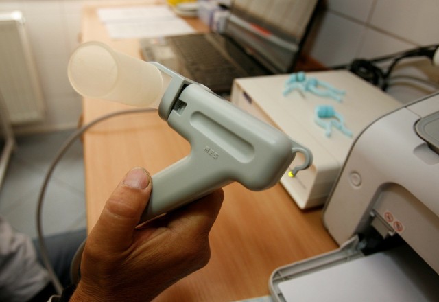 Badania medyczne, w tym spirometrię, lepiej wykonać pod okiem lekarza, a nie na prezentacji wyrobów AGD (zdjęcie poglądowe).