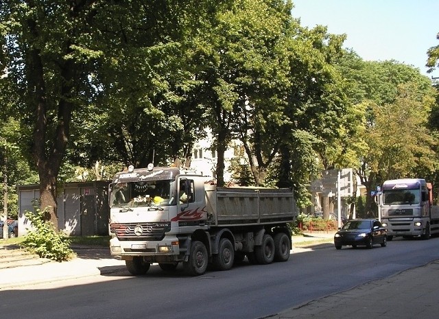 Ten kierowca też plandeki nie używał, chociaż wiózł piach.