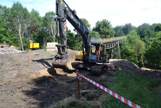 przeszkodą mogą być osuwiska przy zabytkowym moście  w Okolu