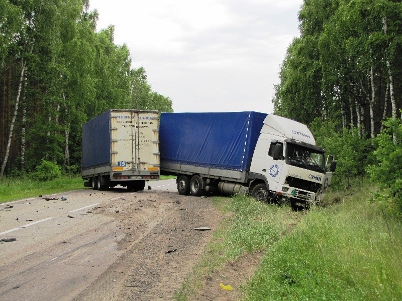 Czolówka TIRa z osobówką na krajowej 50 pod Ostrowią...