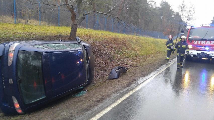 Samochód wypadł z drogi na Głuszynie