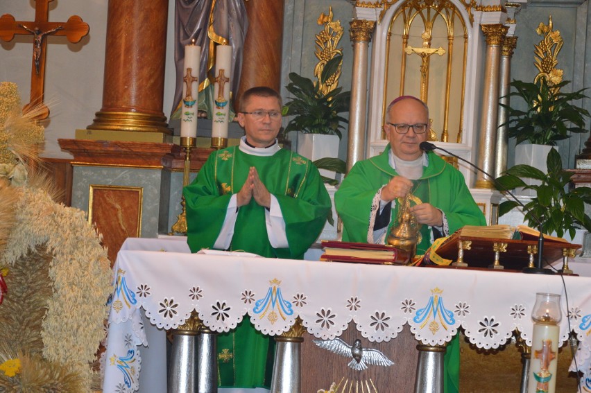 W sobotę wieczorem w kościele w Dąbrowie odbyło się...