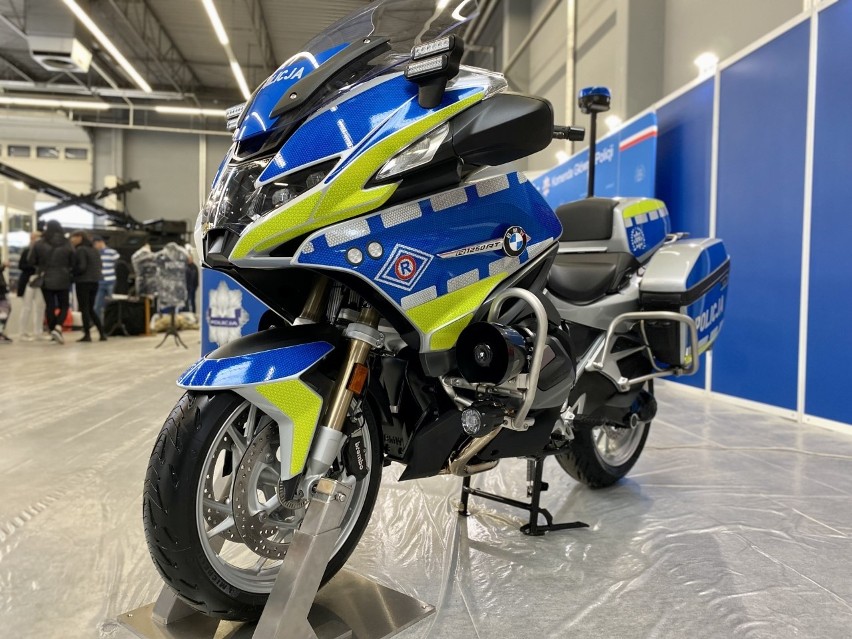 Policyjne radiowozy i motocykle z nowym oznakowaniem już gotowe do premiery w Targach Kielce. Zobacz na zdjęciach jak się prezentują